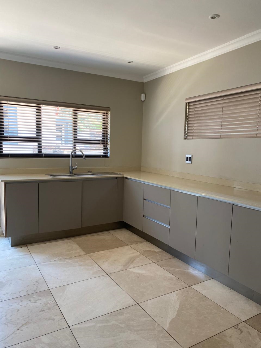 6 Bedroom Property for Sale in Birdwood Estate North West